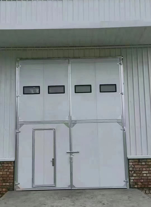 宜君工业门在设备装配车间出入口的实施记录